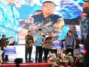 Probebaya Award 2025, Andi Harun Tegaskan Dongkrak Ekonomi dan Infrastruktur di Tingkat RT