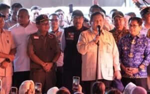 Kunjungi Korban Banjir di Sumbar, Prabowo Janji Sikat ‘Maling Uang Negara’ Demi Rakyat