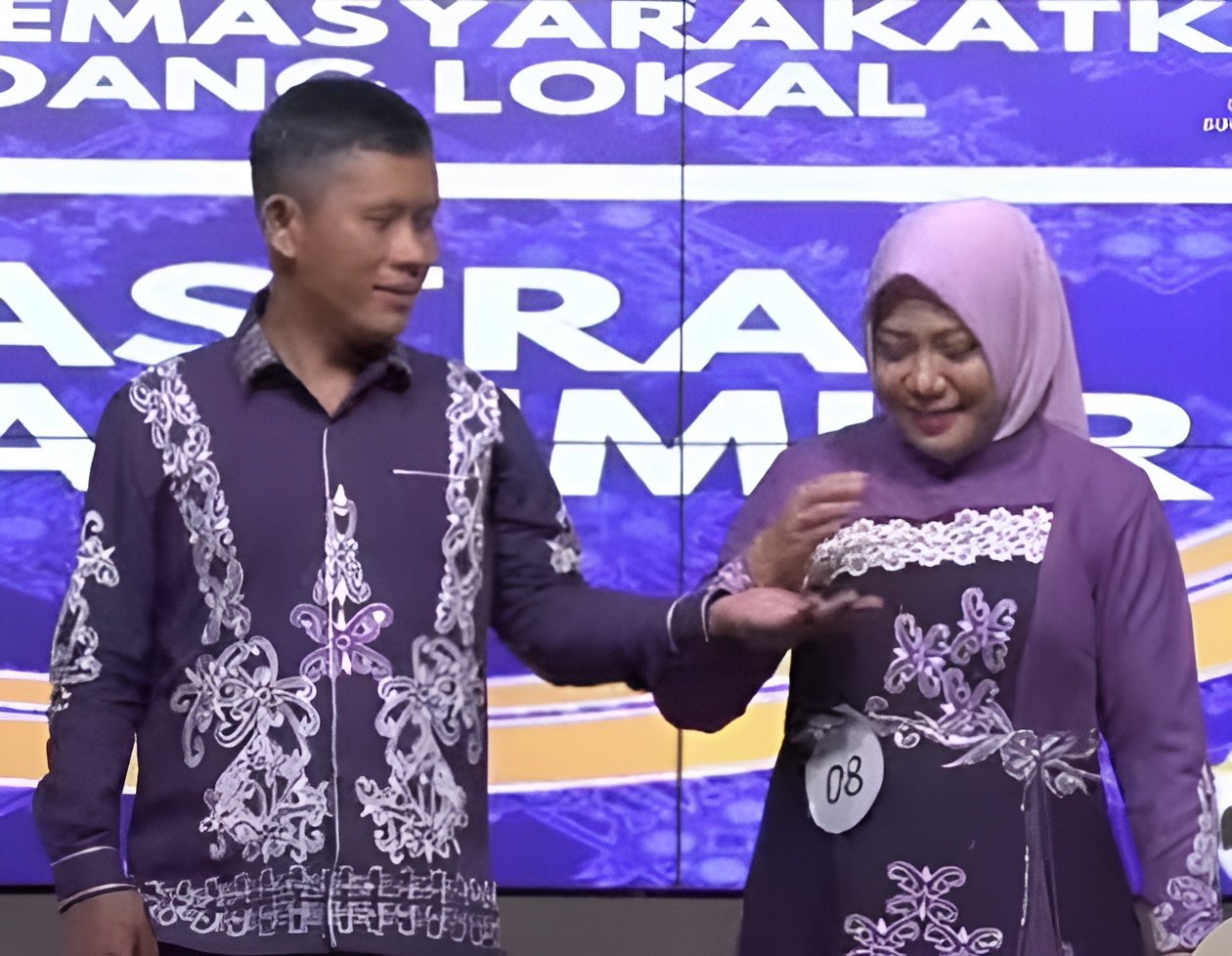 Camat Long Mesangat Angkat Motif Buaya Badas di Lomba Busana Wastra TP PKK Kutim 2025