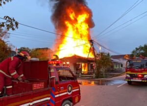 Korsleting Listrik Picu Kebakaran Rumah Warga di Sangasanga, Damkar Bergerak Cepat Padamkan Api