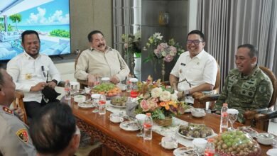 Jajaran pejabat daerah serta unsur Forum Koordinasi Pimpinan Daerah (Forkopimda) dan Samarinda sambut Jaksa Agung