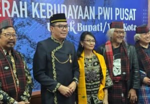 Andi Harun Presentasikan Sarung Samarinda di Ajang Anugerah Kebudayaan PWI