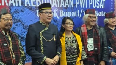 Wali Kota Samarinda, Andi Harun uasi presentasikan Sarung Samarinda di acara Anugerah Kebudayaan Persatuan Wartawan Indonesia (PWI)