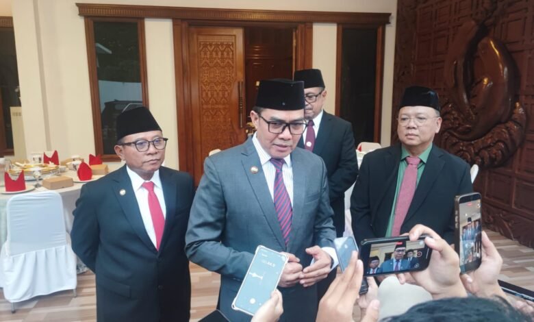 Wali Kota Samarinda Andi Harun, didampingi Wakil Walikota Saefuddin Zuhri usai pelantikan pejabat pemkot