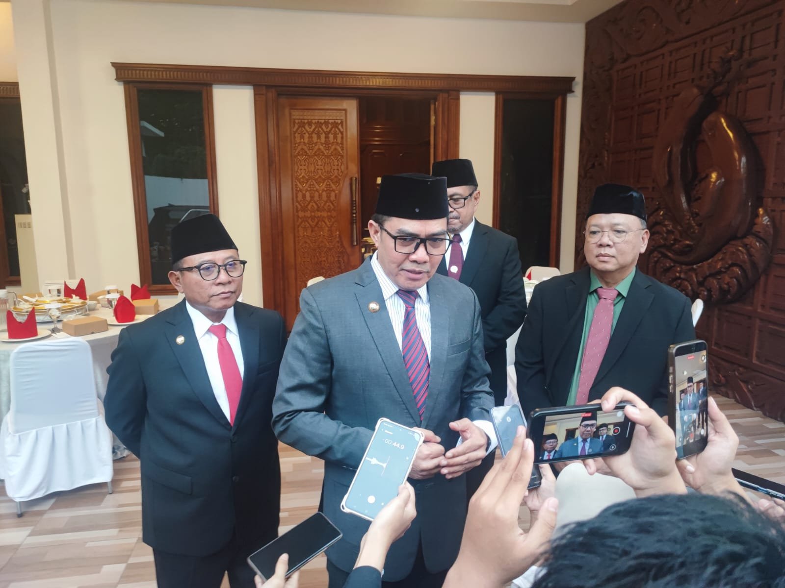 Wali Kota Samarinda Andi Harun, didampingi Wakil Walikota Saefuddin Zuhri usai pelantikan pejabat pemkot