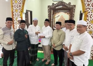 Safari Ramadhan di Masjid Assomad, Wawali Saefuddin Serahkan Bantuan dan Ajak Warga Perkuat Sinergi