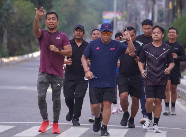 Hasto Kristiyanto Pantau Tata Kota Samarinda Sambil Jogging 5 KM ke Citra Niaga