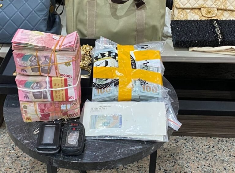 Kejati Kaltim Pamer Barang Bukti Korupsi PT JMB, Uang Rp214 Miliar hingga Tas Mewah Disita
