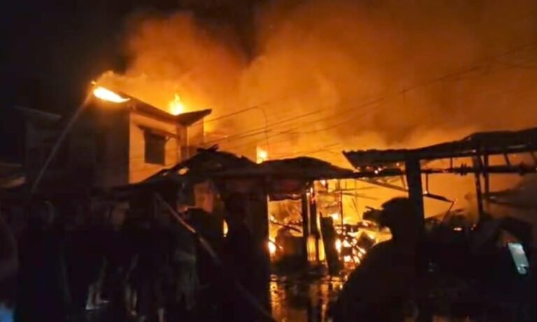 Kebakaran Pasar Segiri Samarinda, 44 Kios dan Ruko Hangus, Pemadaman Terkendala Akses Sempit
