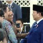 Prabowo Salami Rocky Gerung Usai Pelantikan Pejabat, Momen Hangat di Istana Jadi Sorotan
