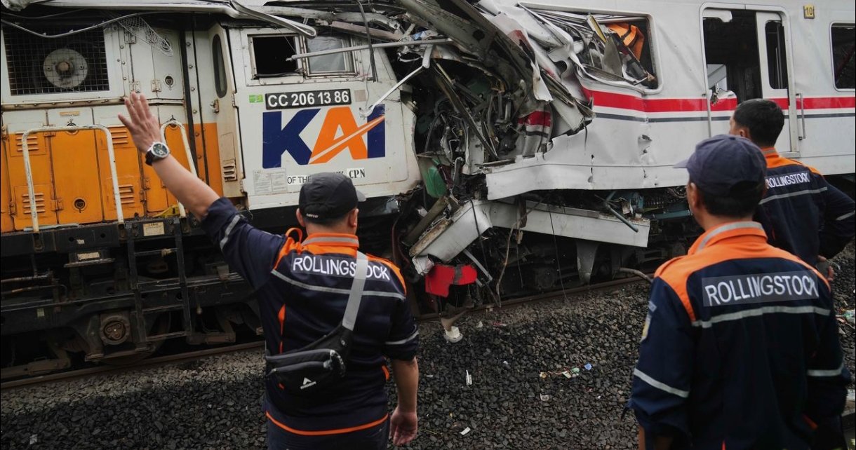 Taksi Terobos Perlintasan Sebidang Kereta Api di Bekasi Sebabkan 15 Orang Tewas