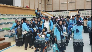 Pelepasan jemaah haji asal Samarinda di halaman GOR Segiri, Sabtu (25/4/2026).