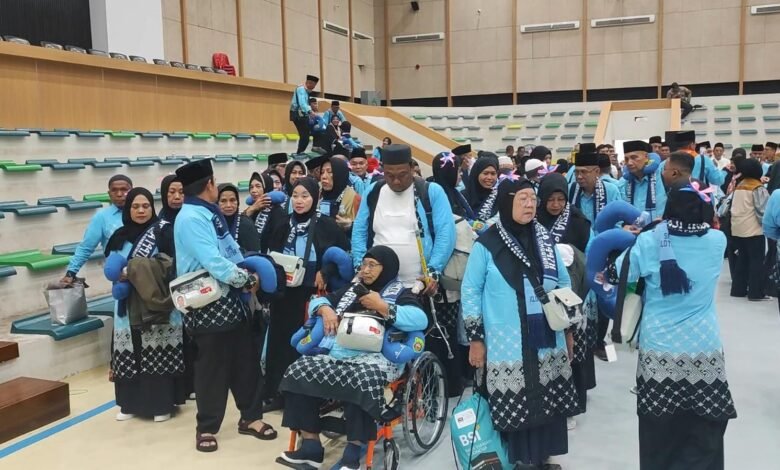 Pelepasan jemaah haji asal Samarinda di halaman GOR Segiri, Sabtu (25/4/2026).
