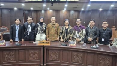Pihak Terkait yang menggugat Pasal 49 ayat (1) Undang-Undang Nomor 20 Tahun 2003 tentang Sistem Pendidikan Nasional (UU Sisdiknas) ke MK