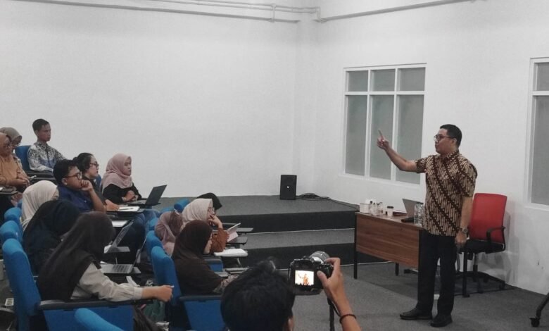 Wali Kota Samarinda, Andi Harun hadir sebagai dosen tamu di UMKT