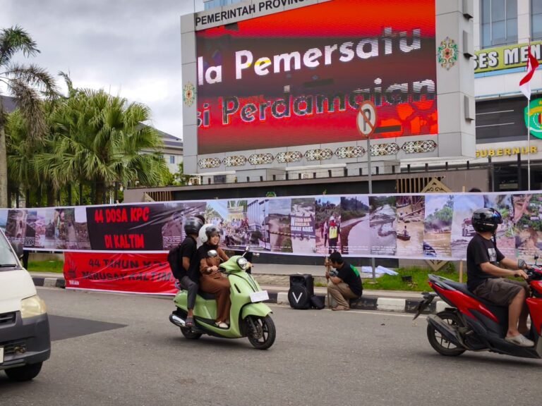 Aksi di Depan Kantor Gubernur, JATAM Kaltim Soroti 44 Tahun Operasi KPC dan Dampak Tambang
