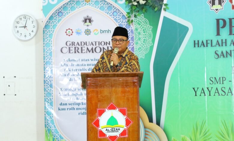 Wakil Wali Kota Samarinda Saefuddin Zuhri saat memberikan sambutan di pelepasan wisudawan dan wisudawati Wafa Tahfizh Akhirussanah SMP-SMA Tahfidz Al-Izzah Samarinda