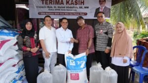 Helmi Abdullah Salurkan 7,5 Ton Pakan Ikan dan 68.000 Bibit Nila untuk Pokdakan Kampung Bengkuring Karya