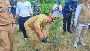 Peringati Hari Lingkungan Hidup, Wawali Samarinda Tanam Pohon dan Ajak Warga Jaga Kebersihan Kota