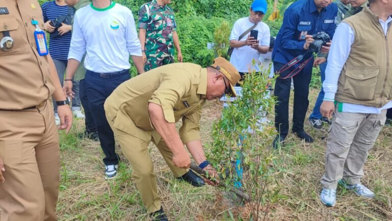 Peringati Hari Lingkungan Hidup, Wawali Samarinda Tanam Pohon dan Ajak Warga Jaga Kebersihan Kota