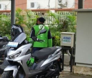 Surplus Listrik PLTS Dinas ESDM Kaltim Jadi Energi Gratis untuk Motor Listrik Ojol