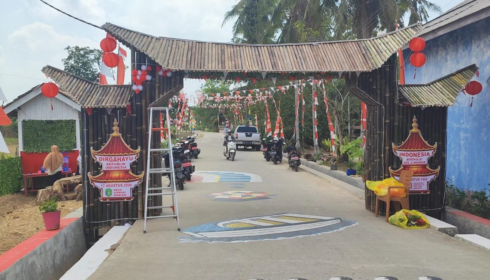 Unik! Gapura Kerajaan China dari Bambu Berdiri di Sungai Mariam, Jalan Kampung Dipenuhi Sayuran