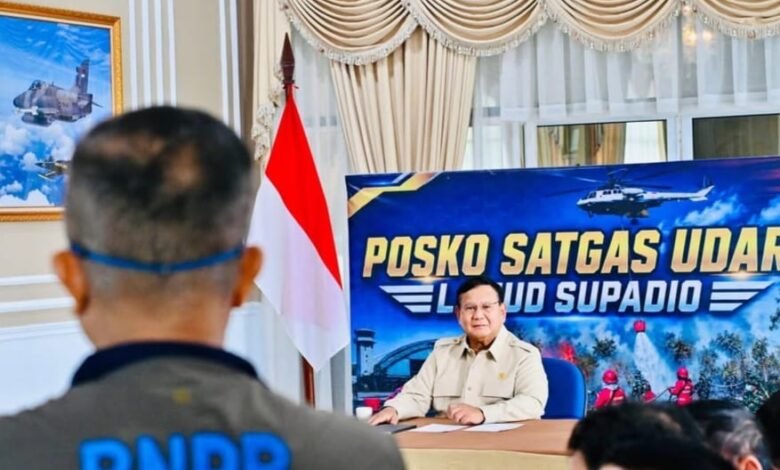Prabowo memimpin rapat terbatas penanganan karhutla di Posko Satgas Udara, Lanud Supadio, Kalimantan Barat, Sabtu (22/8/2026).