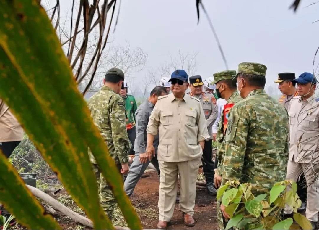 Menteri Sekretaris Negara (Mensesneg) Prasetyo Hadi dampingi Presiden Prabowo tinjau karhutla
