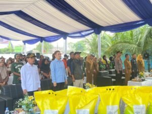 Helmi Abdullah Hadiri Penyaluran Bantuan Pangan, Warga Samarinda Terima 30 Kg Beras