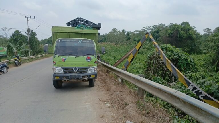 Portal Jembatan Kutai Lama Kembali Ditabrak Truk, Akses Penghubung 2 Desa Terancam Terganggu