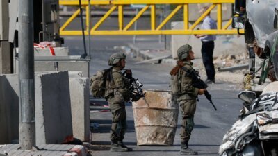Stabilitas Kawasan Hebron - Suasana blokade jalan dan pengamanan ketat di Hebron pasca-operasi militer terbaru untuk menjaga keamanan wilayah.