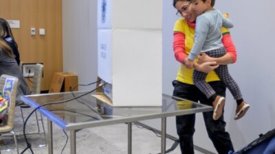 Pelajaran Demokrasi Brasil - Suasana pemungutan suara di Brasil yang menunjukkan antusiasme warga meskipun menghadapi kendala logistik dan cuaca.