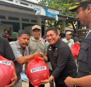 BKPSDM Kukar Salurkan 75 Set Alat Masak untuk Warga Terdampak Musibah