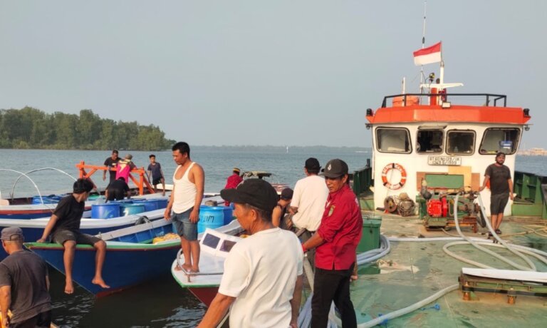 Kemarau Berkepanjangan, Warga Pesisir Anggana Kesulitan Air Bersih, 100 Ton Air Disalurkan