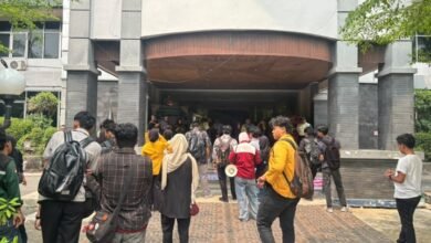 Aliansi Mahasiswa Unmul menggelar aksi demonstrasi di depan Gedung Rektorat Unmul