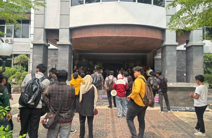 Aliansi Mahasiswa Unmul menggelar aksi demonstrasi di depan Gedung Rektorat Unmul